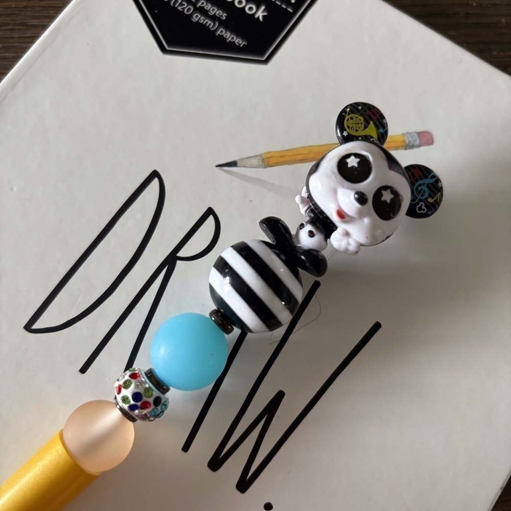 Disney Doorables: Mickey Mouse & Friends: Mickey Mouse handmade beaded pen